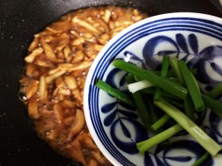 26、双菇鸡丝,待锅内汤汁差不多收紧,加入小葱,翻炒均匀即可