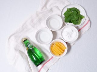 1、薄荷柳橙汽泡水,准备好所有的食材，柳橙去皮，取果肉，月状