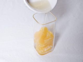 5、薄荷柳橙汽泡水,倒入1/3杯糖浆