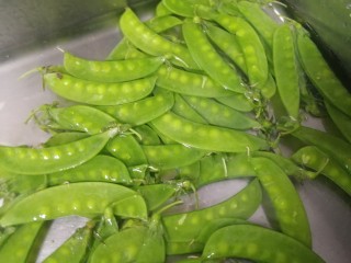 2、荷兰豆炒香肠,清水洗净。