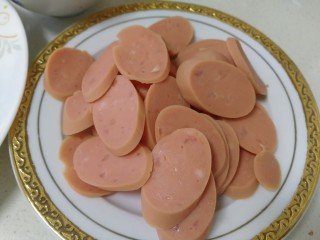 4、荷兰豆炒香肠,香肠切薄片。