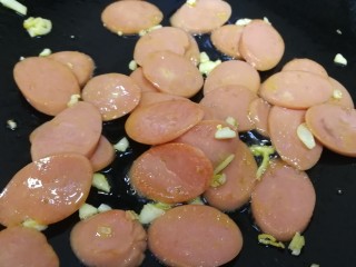 10、荷兰豆炒香肠,大约煎1分钟，煎至两面微焦。