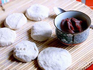 3、香甜松软的豆沙发面饼,面团发好以后，下手排气揉光，然后分成大小一致的小剂子，静置松弛10分钟。如果面团粘手，可以撒上些手粉。