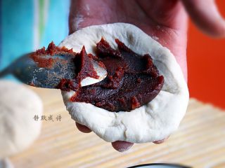 5、香甜松软的豆沙发面饼,用一把小勺子添加豆沙馅儿。