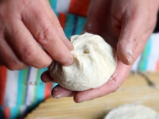 6、香甜松软的豆沙发面饼,然后象包包子一样把它包起来，收口捏紧了。