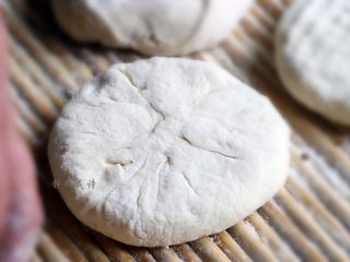 7、香甜松软的豆沙发面饼,轻轻的按平整，要两面都按几下，防止成品一边薄一边厚。依次做好所有的生坯。