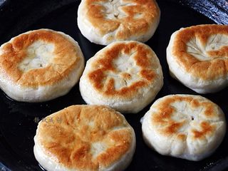 9、香甜松软的豆沙发面饼,烙完一面再翻面，瞧，小饼的色泽出来了，很诱人。