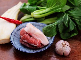 1、蒜香杏鲍菇青菜炒花肉,首先备齐所有的食材。