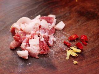 2、蒜香杏鲍菇青菜炒花肉,五花肉洗净后用刀切成薄片，姜切丝，小米辣切丁。