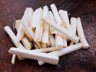 3、蒜香杏鲍菇青菜炒花肉,把杏鲍菇用刀切成条状。