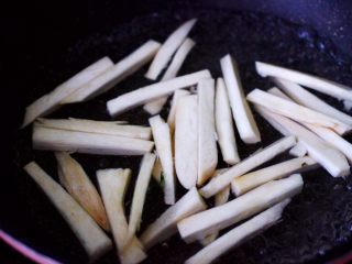 4、蒜香杏鲍菇青菜炒花肉,锅中倒入适量的清水煮沸后，加一勺盐，放入杏鲍菇进行焯水，捞出沥干水分备用。