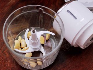 6、蒜香杏鲍菇青菜炒花肉,紫皮蒜去用东菱无线绞肉机去皮后。