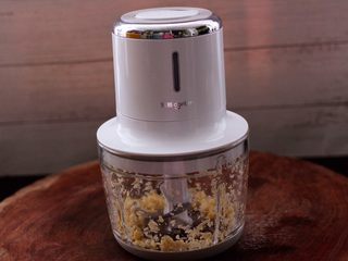 7、蒜香杏鲍菇青菜炒花肉,把去皮的蒜用无线绞肉机绞碎后，盛出备用。