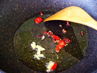 8、蒜香杏鲍菇青菜炒花肉,锅烧热后倒入花生油烧至六成热时，先小火炒香花椒，再放入姜丝和小米辣爆出香味。