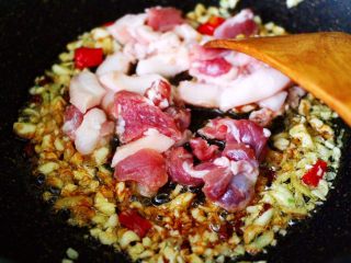 11、蒜香杏鲍菇青菜炒花肉,这个时候加入提前切好的五花肉片。