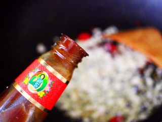 10、蒜香杏鲍菇青菜炒花肉,加入黄油增加口感。