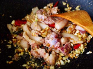 12、蒜香杏鲍菇青菜炒花肉,大火翻炒至五花肉断生变色的时候。