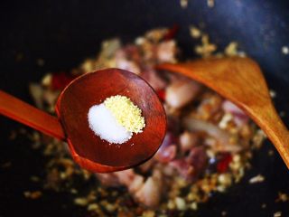 13、蒜香杏鲍菇青菜炒花肉,根据个人口味，加入适量的盐和鸡精调味。