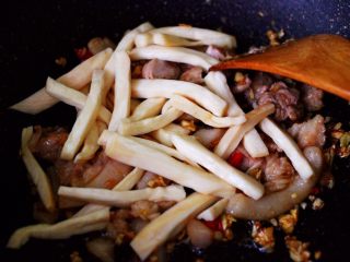 14、蒜香杏鲍菇青菜炒花肉,加入焯水的杏鲍菇。