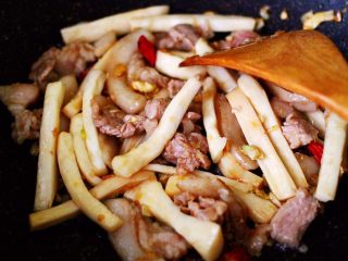 15、蒜香杏鲍菇青菜炒花肉,大火翻炒1分钟左右后。