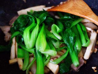 16、蒜香杏鲍菇青菜炒花肉,加入焯过水的青菜。