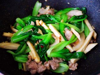 17、蒜香杏鲍菇青菜炒花肉,大火翻炒均匀即可关火。