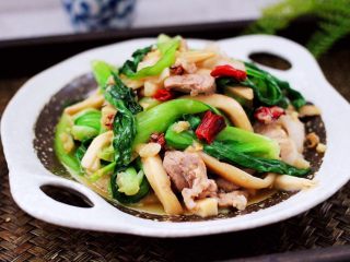 18、蒜香杏鲍菇青菜炒花肉,啦啦啦，营养丰富又美味的蒜香杏鲍菇青菜炒花肉就出锅咯。