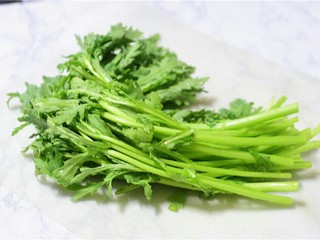 1、蒜蓉茼蒿,茼蒿洗净