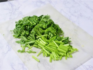 2、蒜蓉茼蒿,茼蒿切段