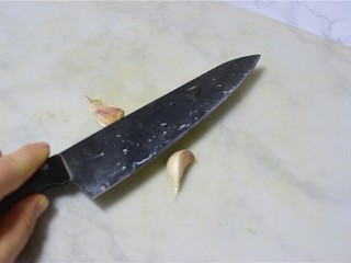 3、蒜蓉茼蒿,刀拍一下蒜