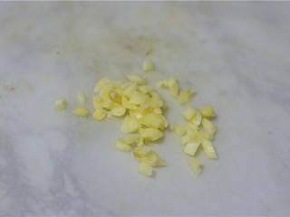 4、蒜蓉茼蒿,切末