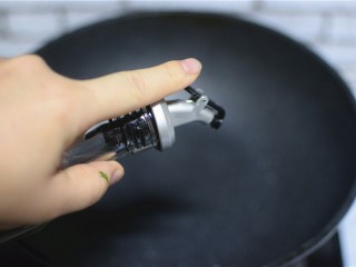 5、蒜蓉茼蒿,锅中加油