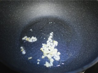 6、蒜蓉茼蒿,小火，加入蒜炒香