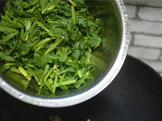 7、蒜蓉茼蒿,加入茼蒿，大火翻炒1分钟