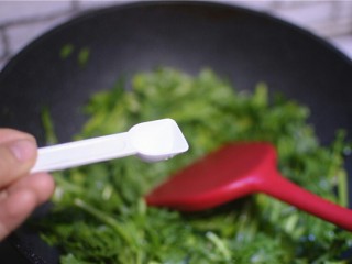8、蒜蓉茼蒿,加盐