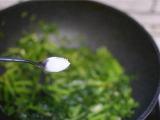 10、蒜蓉茼蒿,加味精