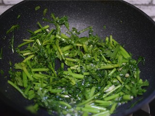 11、蒜蓉茼蒿,炒出少许水份即可