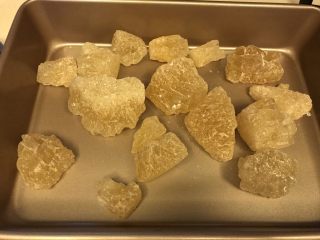 1、芬芳馥郁《玫瑰酒》【美酒篇】,冰糖放进烤箱，150度，5分钟。为了方便打粉。