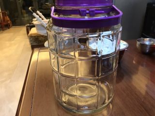 5、芬芳馥郁《玫瑰酒》【美酒篇】,酒罐开水烫过消毒，用纸巾搽干净，最后再倒入一些白酒，消毒。