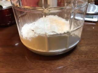 6、芬芳馥郁《玫瑰酒》【美酒篇】,冰糖粉倒入一半铺底。