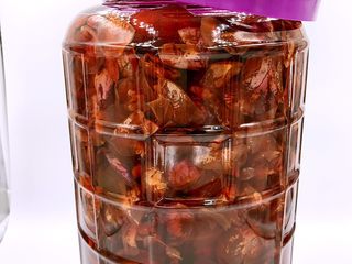 7、芬芳馥郁《玫瑰酒》【美酒篇】,放入玫瑰花，放入红枣，放入枸杞，压紧然后倒入剩下的冰糖粉封层，倒入白酒，封盖子。3个月后开封！犹豫是新鲜玫瑰花，所以褪色有些慢，没关系。图片是我泡过一个月以后得。