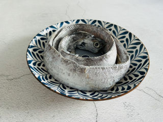 1、红烧糖醋带鱼,带鱼处理干净