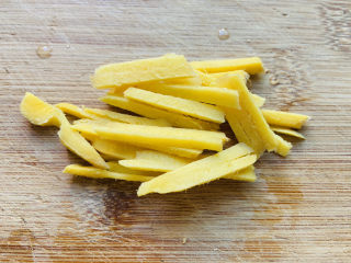 2、红烧糖醋带鱼,生姜洗净去皮切小段