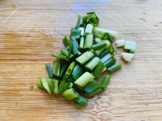 3、红烧糖醋带鱼,香葱洗净切圈