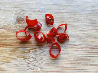 4、红烧糖醋带鱼,辣椒切丁