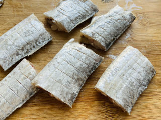 5、红烧糖醋带鱼,带鱼切段状，再轻划几刀方便入味