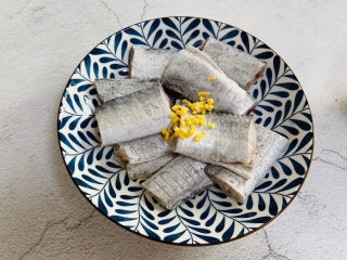 6、红烧糖醋带鱼,带鱼放入盘中添加姜莫