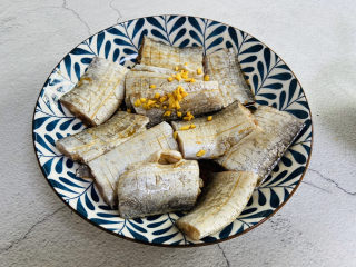 12、红烧糖醋带鱼,搅拌均匀腌制20分钟