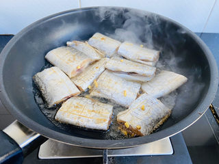 14、红烧糖醋带鱼,放入带鱼段小火慢煎至表面金黄