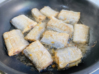 15、红烧糖醋带鱼,再翻面小火慢煎至金黄